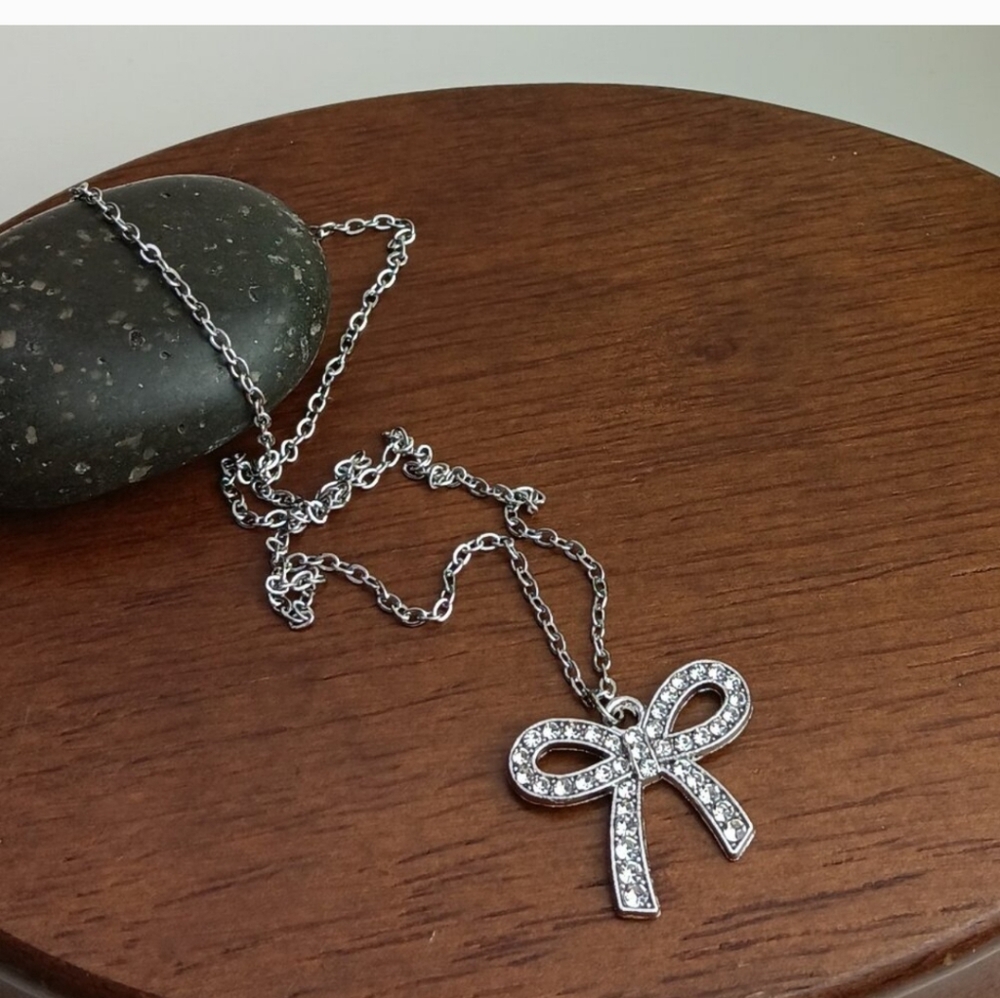 NWT Beautiful Boho Silver Rhinestone Bow Stainless Steel Chain Necklace!